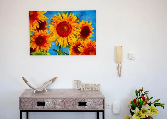 Sunflower By The Sea Ретимно